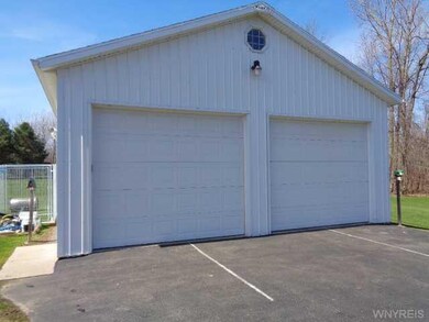 Barn. Custom built in 2003. 40X30 parco building. 