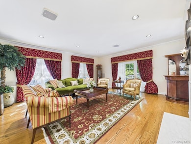 428 Toftree Ct, Roslyn, NY 11576 - photo 6