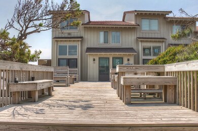 Community Sitting Area - Beach Front