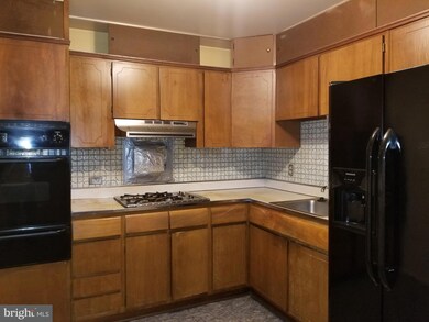 9232 Rolling View Dr, Lanham, MD 20706 - photo 4