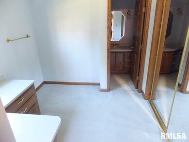 2105 N Myrtle St, Davenport, IA 52804 - photo 6