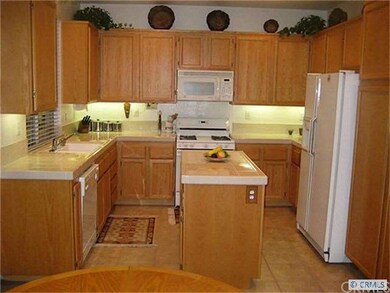 Large gourmet kitchen, matching appliances and bea