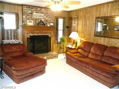 Den/Family/Great Room - Family room off kitchen wi