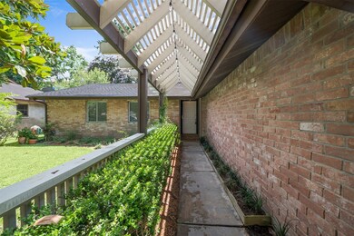 16430 Barcelona Dr, Friendswood, TX 77546 - photo 5