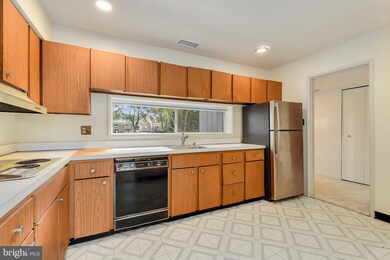 11378 Links Dr, Reston, VA 20190 - photo 6