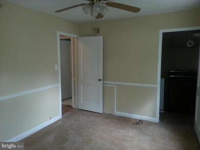 2407 Kent Village Dr, Hyattsville, MD 20785 - photo 3