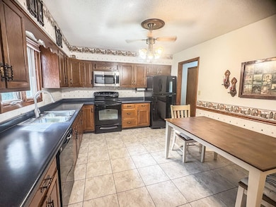 809 N 10th St, Monmouth, IL 61462 - photo 6