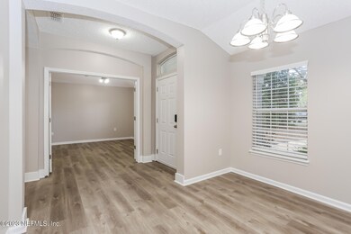 005-photo-dining-room-10639931