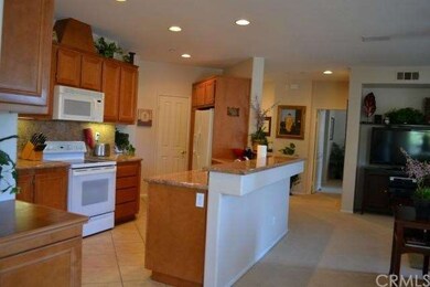 GOURMET KITCHEN WITH EATING BAR