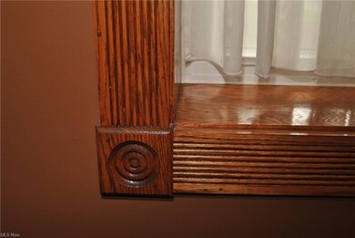 Beautiful wood corner round & molding throughout h