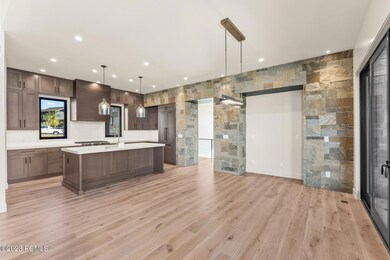 16_Kitchen-Dining_1800x1200_4083617