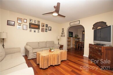 Livingroom w/hardwood floors