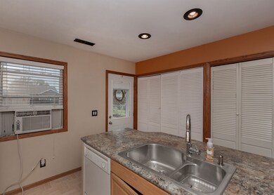 2705 W 67th St, Davenport, IA 52806 - photo 7