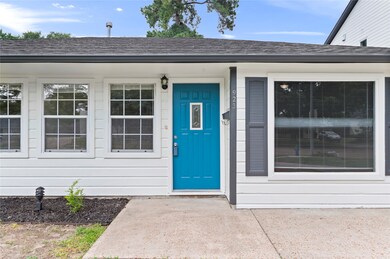 923 W 43rd St, Houston, TX 77018 - photo 2