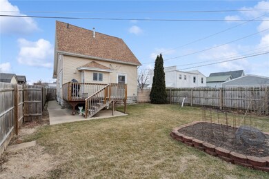 316 9th St NW, Cedar Rapids, IA 52405 - photo 2