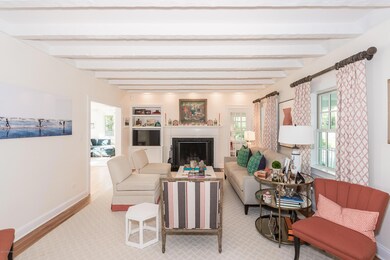 007-Living_Room-2071568-large