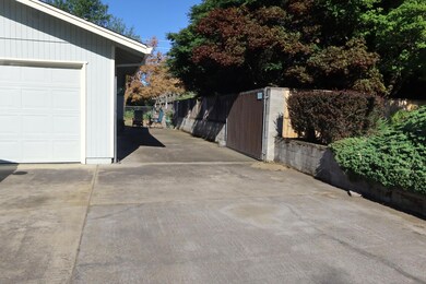 1810 Nancy Ave, Central Point, OR 97502 - photo 2