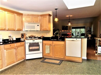 81 Country Squire Rd unit 81, Uxbridge, MA 01569 - photo 4