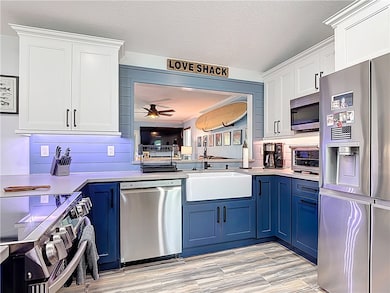 Kitchen pass through, to livingroom