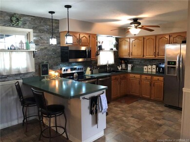 KITCHEN WITH BREAKFAST BAR