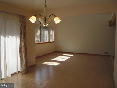 205 Stonegate Dr, Silver Spring, MD 20905 - photo 5