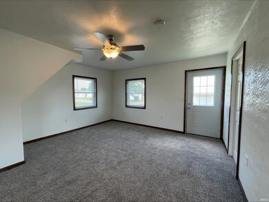 302 W Pleasant St, Churubusco, IN 46723 - photo 4