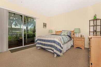 Ivanhoe West At Century Village unit 108G, Pembroke Pines, FL 33027 - photo 4