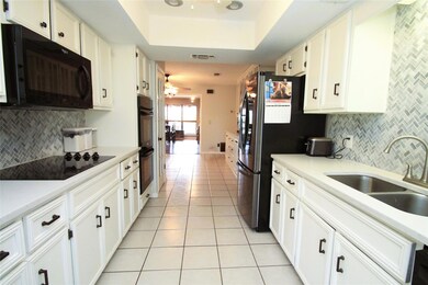 Kitchen featuring tasteful backsplash, white cabin