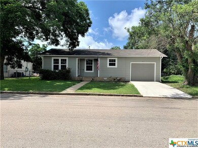 827 E Cedar St, Seguin, TX 78155 - photo 2