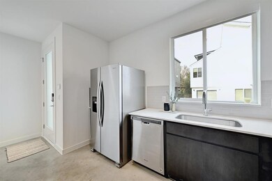 Kitchen with stainless steel appliances, backspla