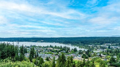 Short distance to downtown and Liberty Bay