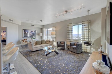 Spacious great room (room dimensions 26x16) with n