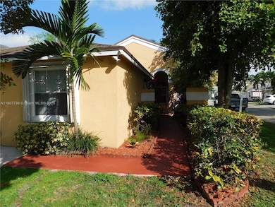 2851 River Run Cir W, Miramar, FL 33025 - photo 2