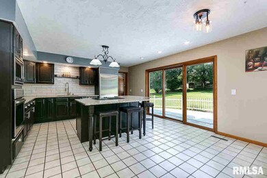 2512 E 40th St, Davenport, IA 52807 - photo 6