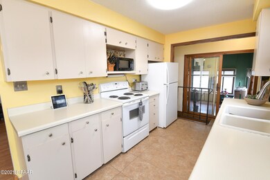 1218 S 18th St, Grand Forks, ND 58201 - photo 7