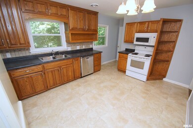 1527 Fulton Ct, Davenport, IA 52803 - photo 5