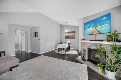 1471 Fairlane Dr unit 2A, Schaumburg, IL 60193 - photo 4