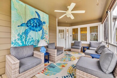 Sunroom / solarium with ceiling fan