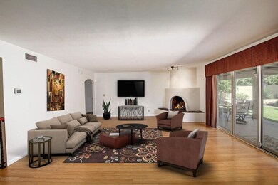 Great Room w/FP access to patio