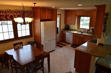 3906 Monterey Dr, Waterloo, IA 50701 - photo 5