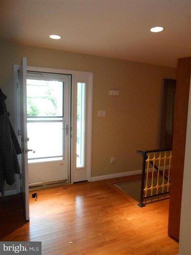 419 Queens Row St, Herndon, VA 20170 - photo 5