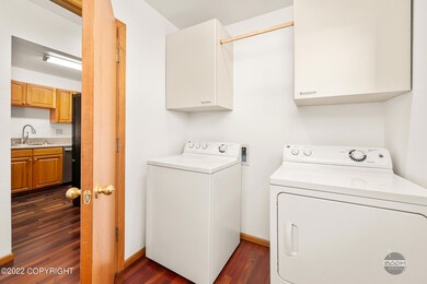 1/2 bath w/laundry