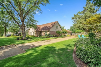 View of front facade featuring a front yard