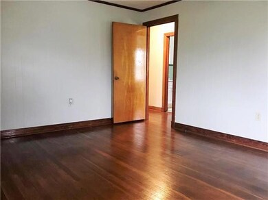 Your view of the living room coming in thru the fr