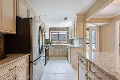 07_06Kitchen_mls