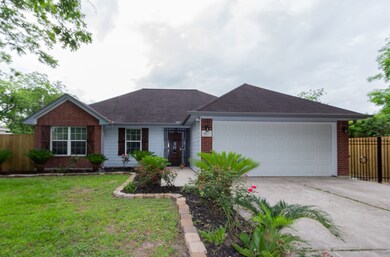 1013 South Ln, Houston, TX 77088 - photo 2