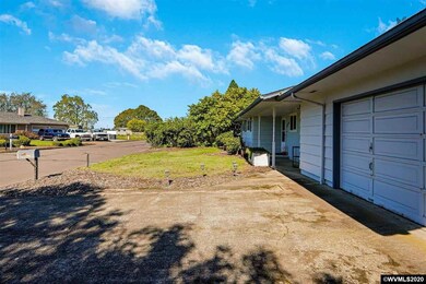 1525 NE Sherman St, Albany, OR 97321 - photo 4