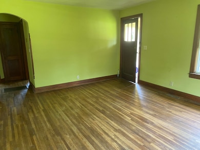 904 e Locust front room IMG_0352