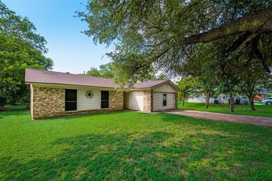 1209 Davis St, Cleburne, TX 76033 - photo 2