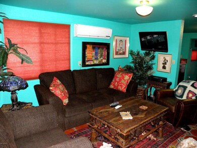 LivingRoomWithPictures_(9)